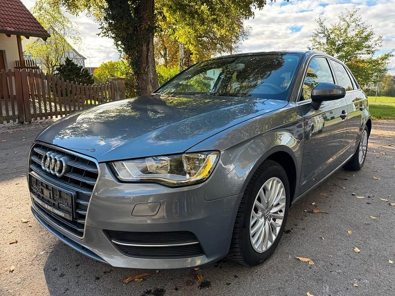 Grau Gebraucht 2013 Audi A3 Sportback Ambiente Kleinwagen | 12.400 € (Fairer Preis) - Bild 1/4