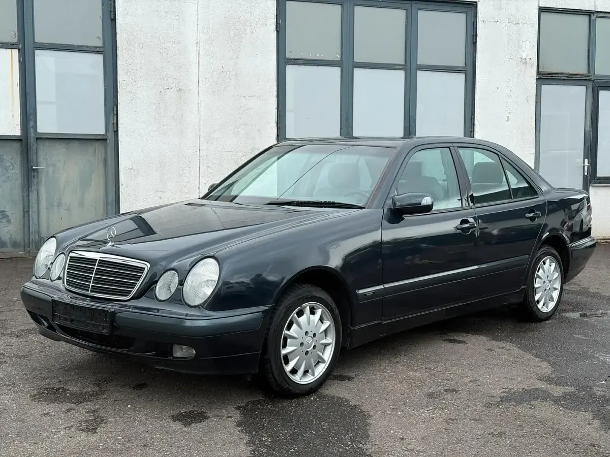 Gebraucht Mercedes E220 143 PS (105 kW) 1999 Schwarz Limousine