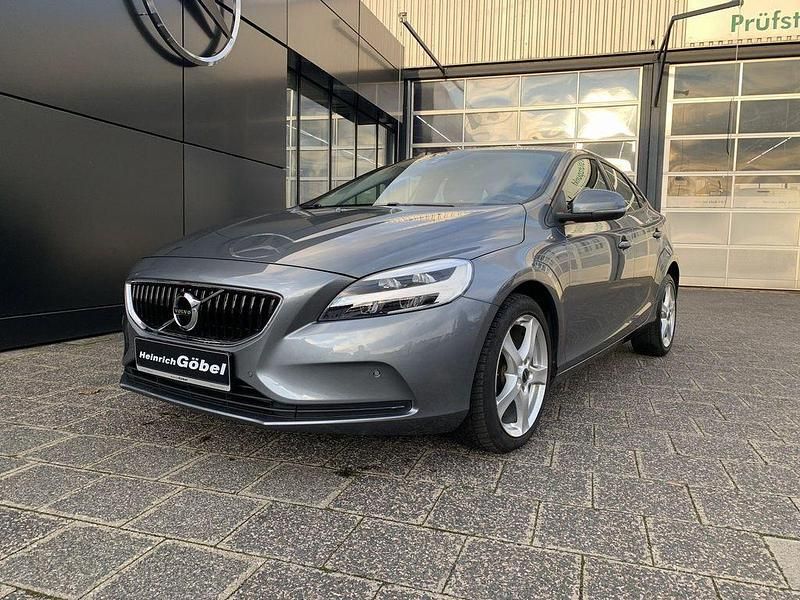 Grau Gebraucht 2018 Volvo V40 Momentum Limousine | 14.900 € (Fairer Preis) - Bild 1/4