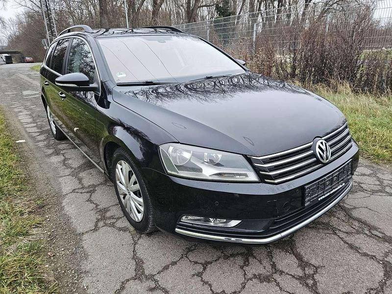 Deep black perleffekt Gebraucht 2012 VW Passat Comfortline Kombi | 4.199 € (Superpreis) - Bild 1/4