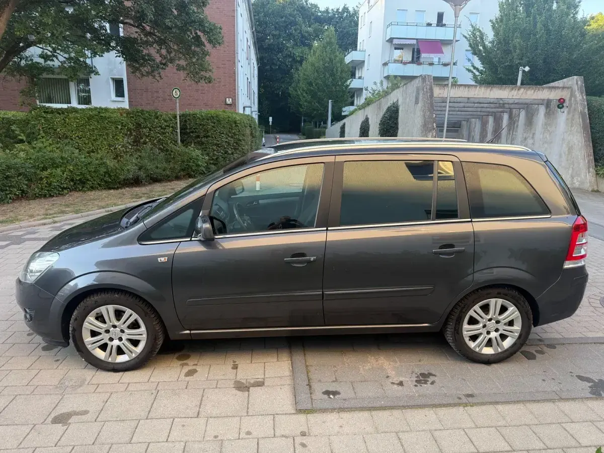 Gebraucht Opel Zafira Family 116 PS (85 kW) 2012 Grau Van / Kleinbus