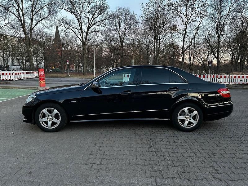 Gebraucht Mercedes E200 Avantgarde 136 PS (100 kW) 2012 Schwarz Limousine