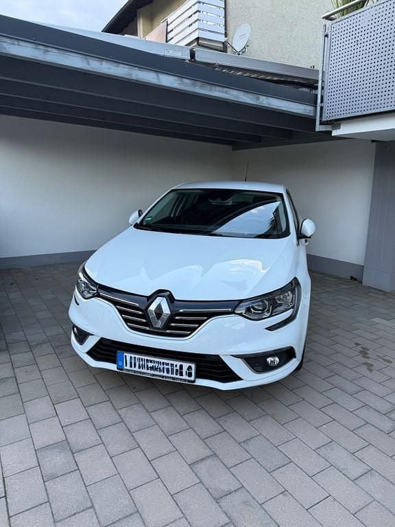 Weiß Gebraucht 2016 Renault Mégane III Intens Limousine | 11.000 € (Fairer Preis) - Bild 1/4