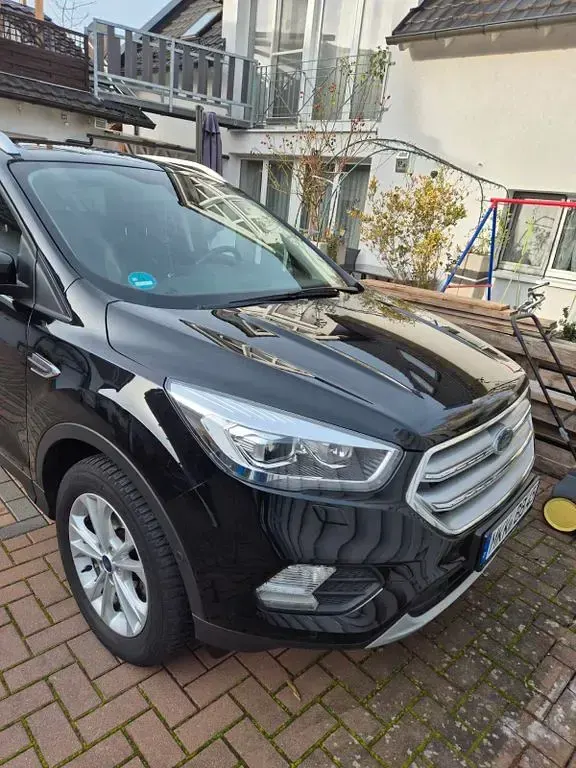 Usado Ford Kuga Titanium 150 HP (110 kW) 2019 Preto SUV