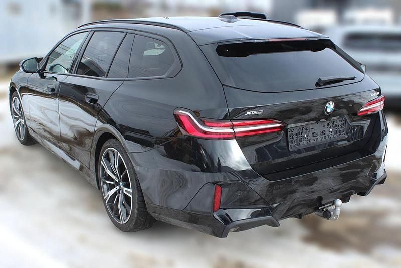 Gebraucht BMW 520 M Sport 197 PS (144 kW) 2025 Schwarz Kombi
