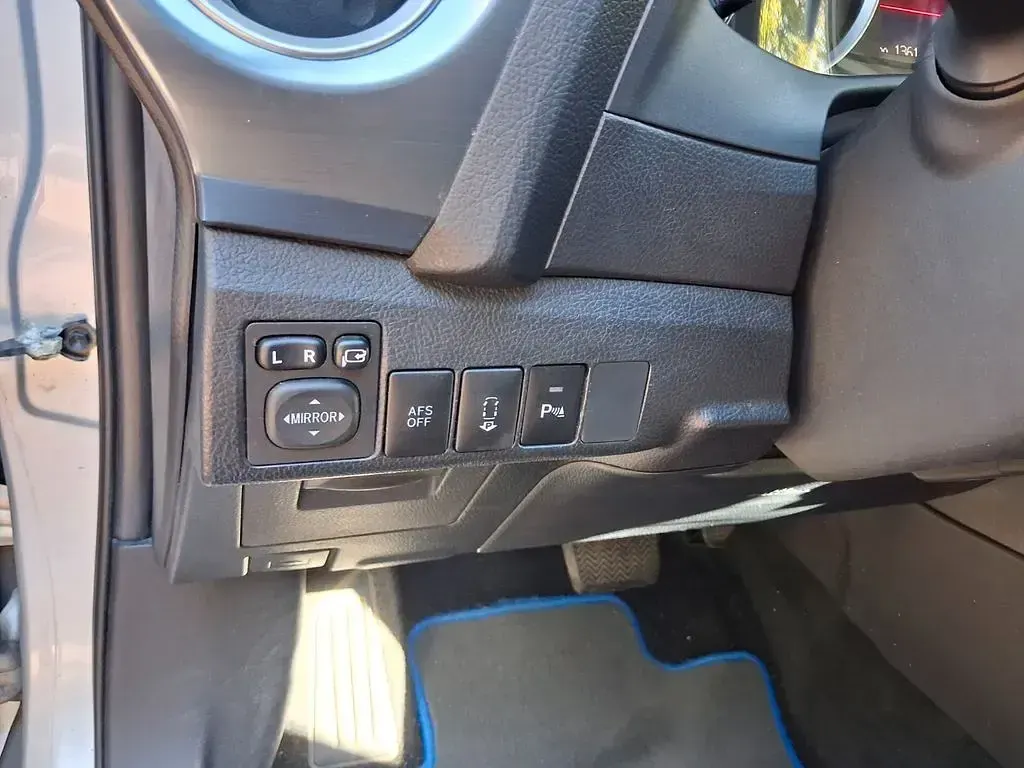 Gebraucht Toyota Auris Hybrid Comfort 99 PS (72 kW) 2013 Silber Limousine