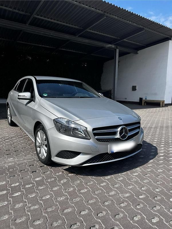 Silber Gebraucht 2013 Mercedes A180 Kleinwagen | 11.750 € (Fairer Preis) - Bild 1/4