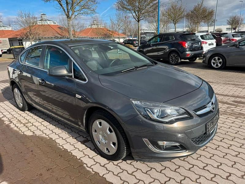 Gebraucht Opel Astra Edition 140 PS (102 kW) 2013 Grau Limousine