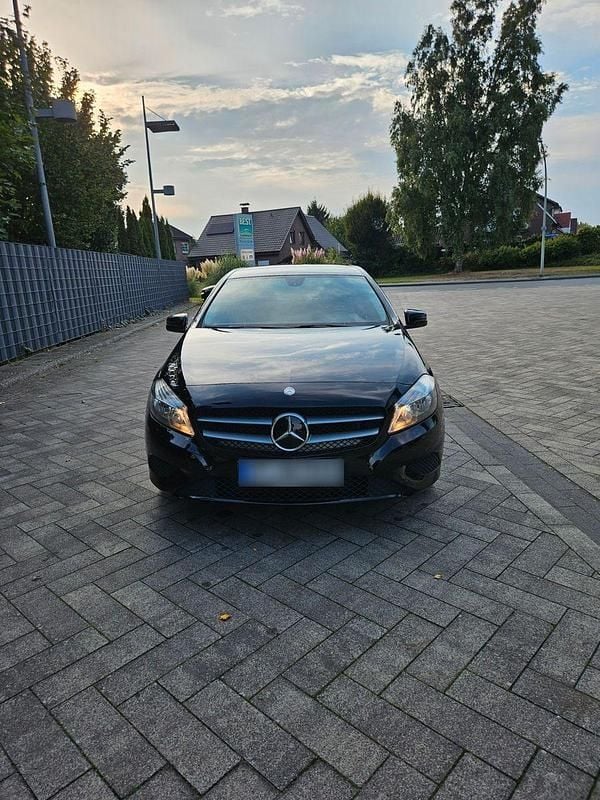 Gebraucht Mercedes A180 122 PS (89 kW) 2015 Schwarz Limousine