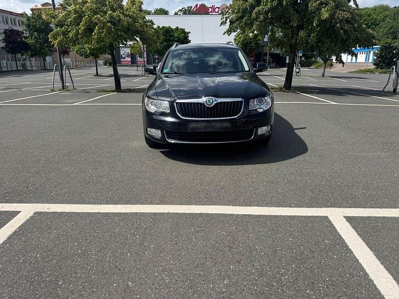 Schwarz Gebraucht 2012 Skoda Superb Family Kombi | 4.900 € (Superpreis) - Bild 1/4