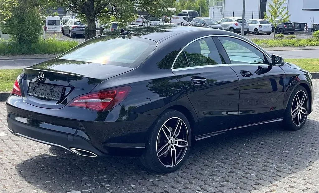 Gebraucht Mercedes CLA180 122 PS (89 kW) 2019 Schwarz Coupé