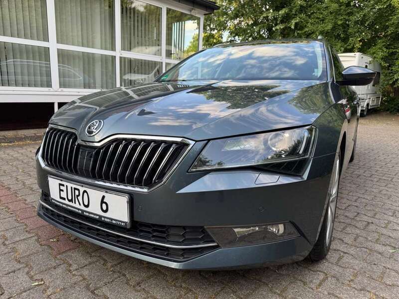 Grau Gebraucht 2016 Skoda Superb Style Kombi | 13.999 € (Fairer Preis) - Bild 1/4