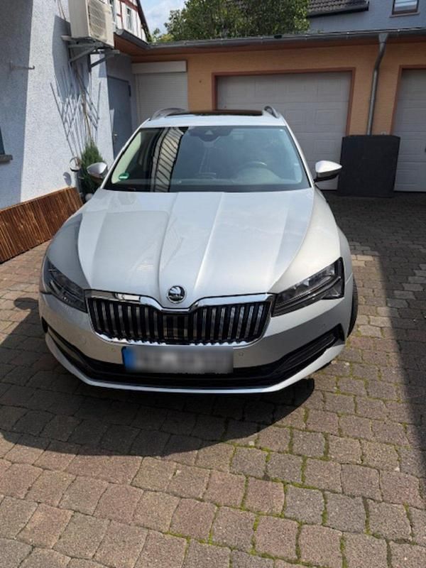 Silber Gebraucht 2022 Skoda Superb Kombi | 21.780 € (Superpreis) - Bild 1/4