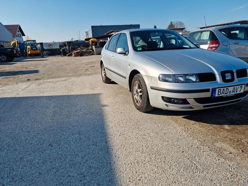 Silber Gebraucht 2002 Seat Leon Limousine | 990 € (Superpreis) - Bild 1/4