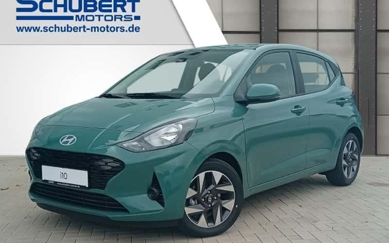 Grün Neu 2025 Hyundai i10 Trend Kleinwagen | 17.390 € (Guter Preis) - Bild 1/4