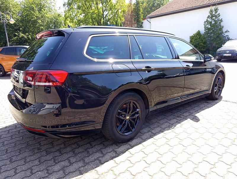 Gebraucht VW Passat R-line 150 PS (110 kW) 2023 Deep black perleffekt Kombi