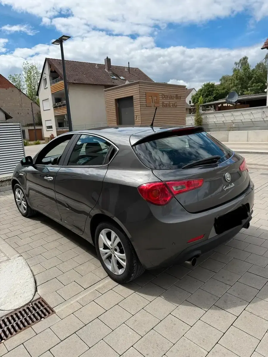 Gebraucht Alfa Romeo Giulietta 140 PS (102 kW) 2011 Grau Kleinwagen
