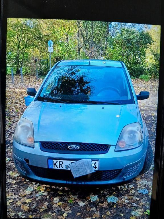 Blau Gebraucht 2005 Ford Fiesta Ambiente Limousine | 1.650 € (Guter Preis) - Bild 1/4