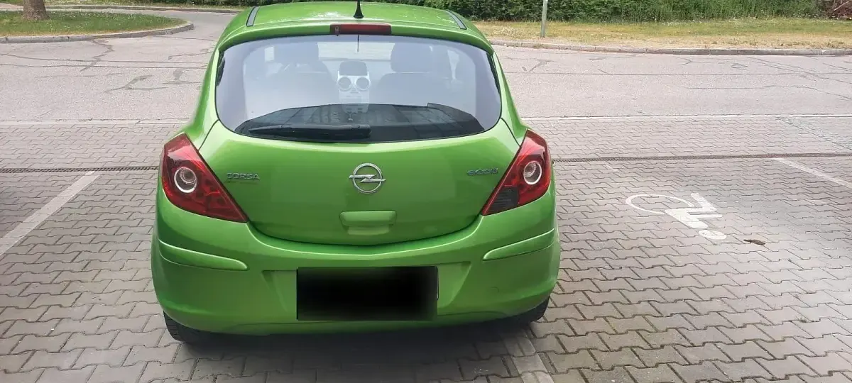 Usata Opel Corsa 69 CV (50 kW) 2011 Verde Utilitaria