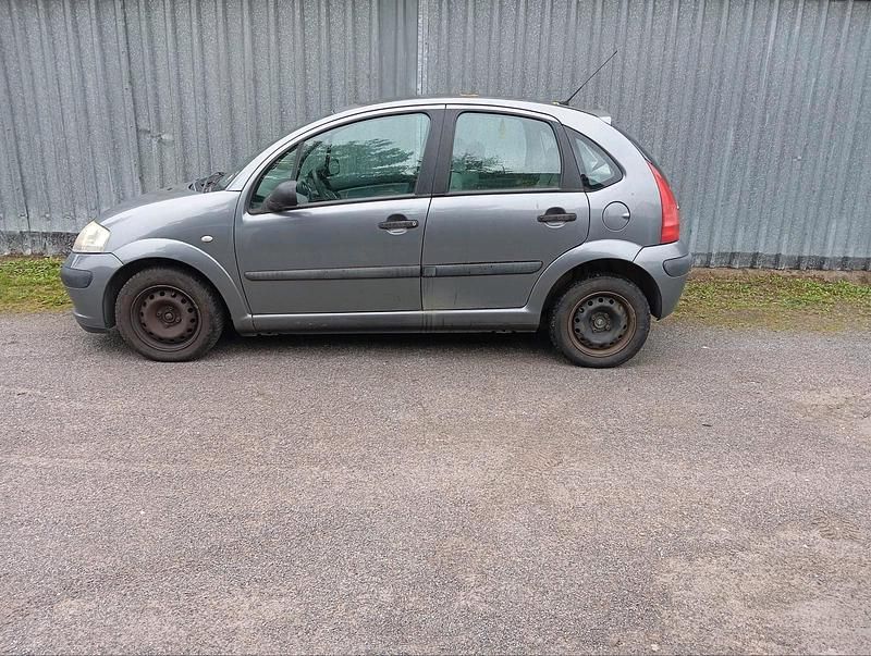Grau Gebraucht 2003 Citroën C3 Kleinwagen | 999 € (Fairer Preis) - Bild 1/4