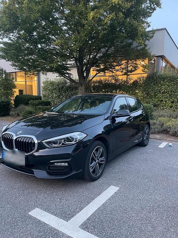 Schwarz Gebraucht 2019 BMW 116 Sport Line Kleinwagen | 15.900 € (Guter Preis) - Bild 1/4