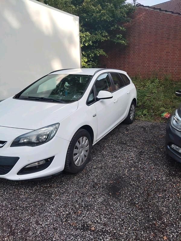 Weiß Gebraucht 2016 Opel Astra Kombi | 5.900 € (Teuer) - Bild 1/3