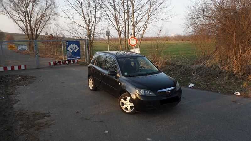 Schwarz Gebraucht 2003 Mazda 2 Limousine | 2.200 € (Fairer Preis) - Bild 1/4