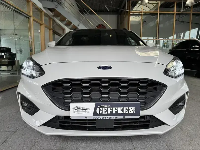 Gebraucht Ford Focus ST-Line 155 PS (114 kW) 2022 Metropolisweiß Kombi