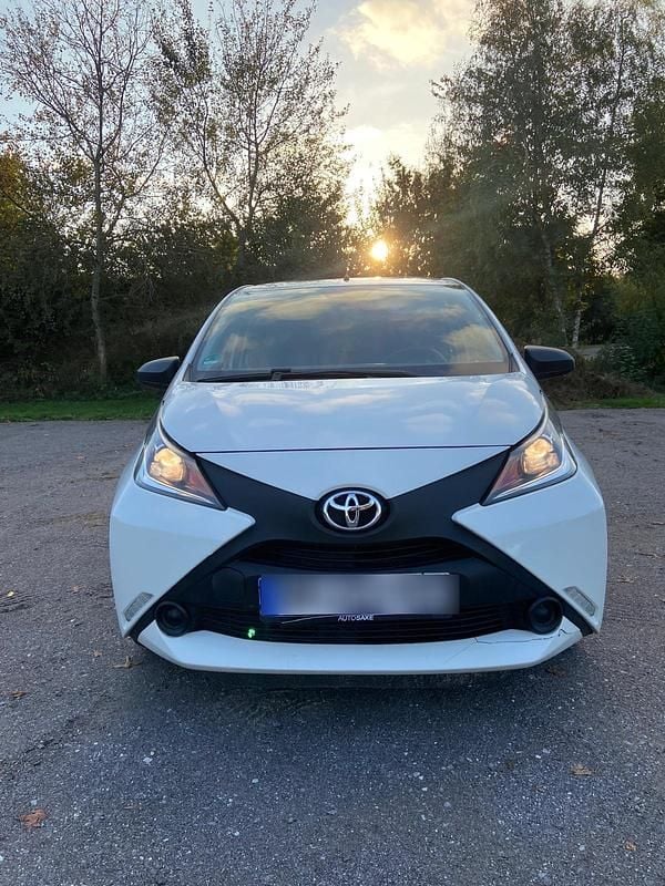 Weiß Gebraucht 2016 Toyota Aygo Kleinwagen | 4.899 € (Superpreis) - Bild 1/4