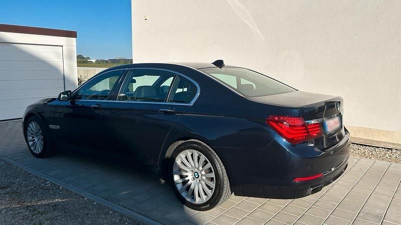 Gebraucht BMW 750L 449 PS (330 kW) 2013 Blau Limousine