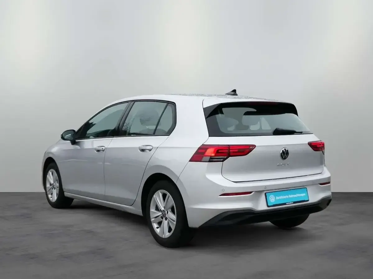 Gebraucht VW Golf VIII Life 131 PS (96 kW) 2022 Reflexsilber metallic Limousine