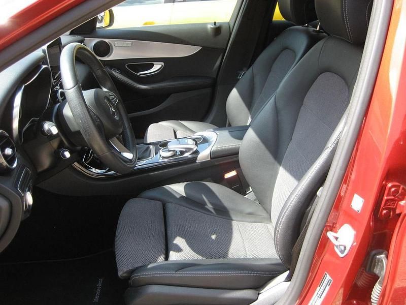 Gebraucht Mercedes C180 156 PS (114 kW) 2018 Rot Kombi