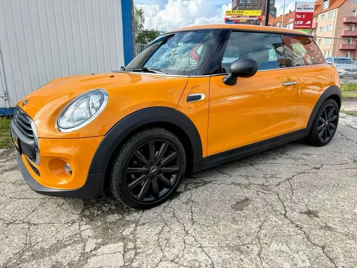 Gebraucht Mini Cooper 102 PS (75 kW) 2017 Volcanic orange Kleinwagen