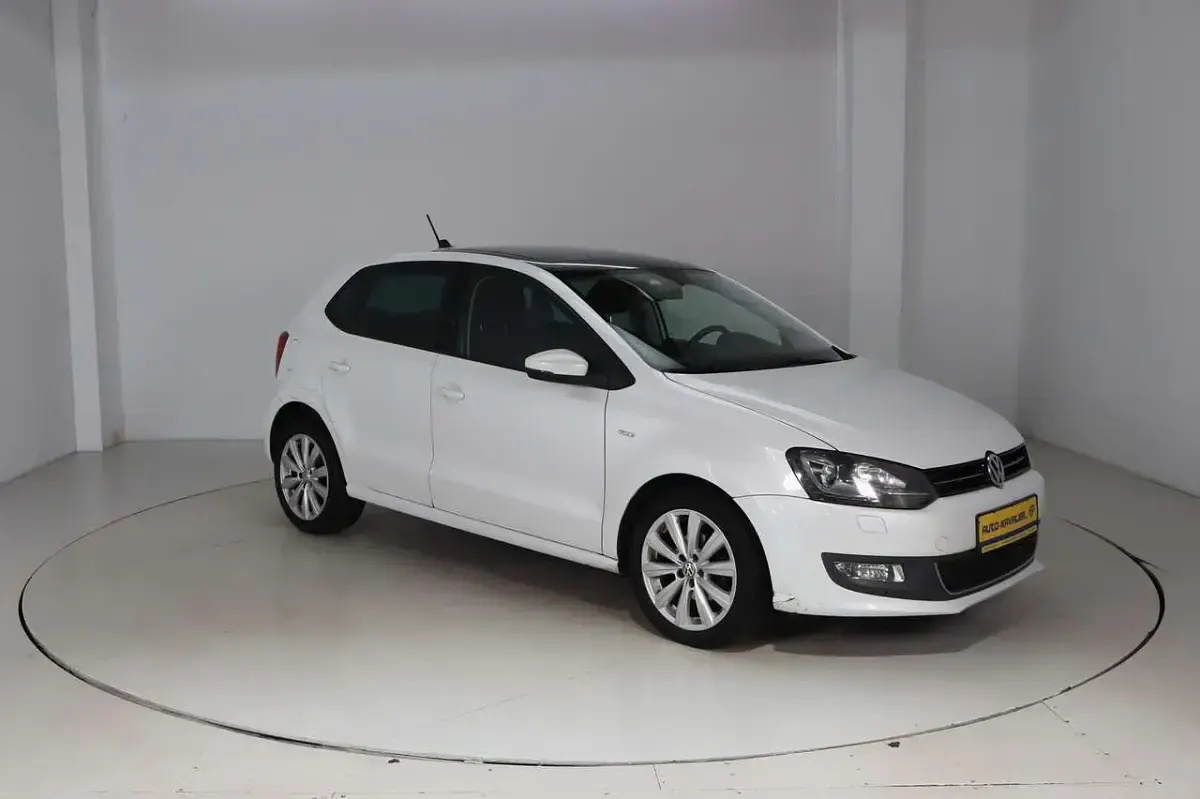 Gebraucht VW Polo Life 90 PS (66 kW) 2014 Oryxweiß perlmutteffekt Kleinwagen