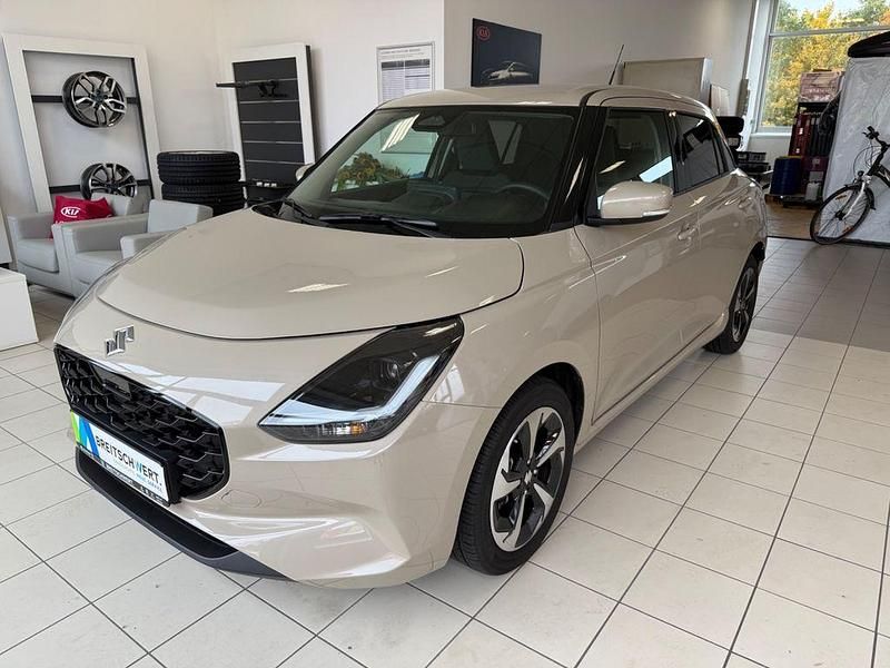 Beige Gebraucht 2025 Suzuki Swift Comfort+ Kleinwagen | 18.590 € (Teuer) - Bild 1/4