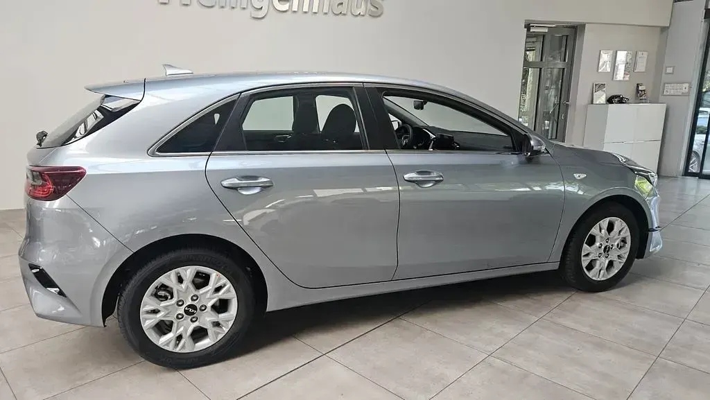Neu Kia Ceed Comfort 140 PS (102 kW) 2026 Silber Kleinwagen