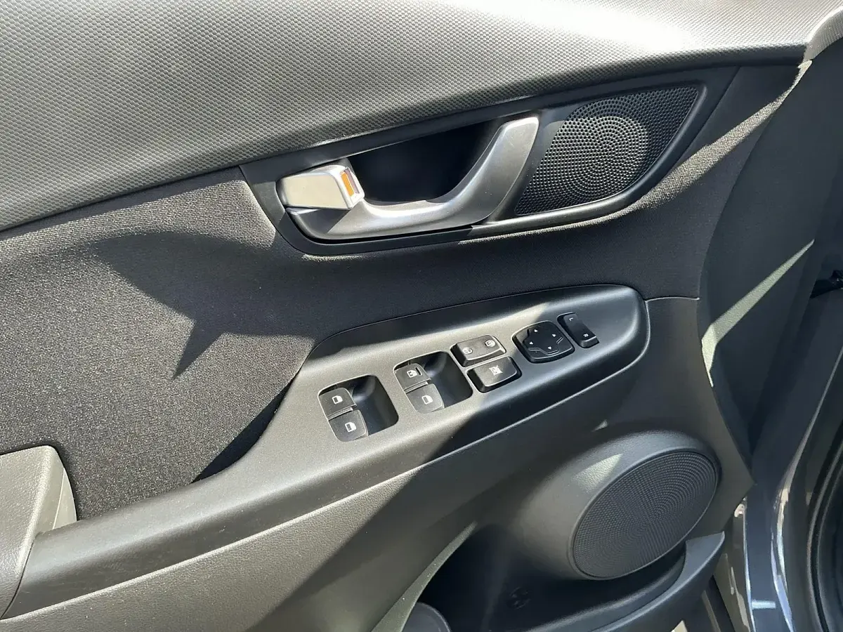 Gebraucht Hyundai Kona Select 120 PS (88 kW) 2023 Grau SUV