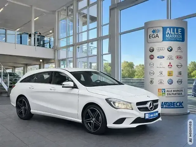 Gebraucht Mercedes CLA200 Shooting Brake 156 PS (114 kW) 2015 Weiß Kombi