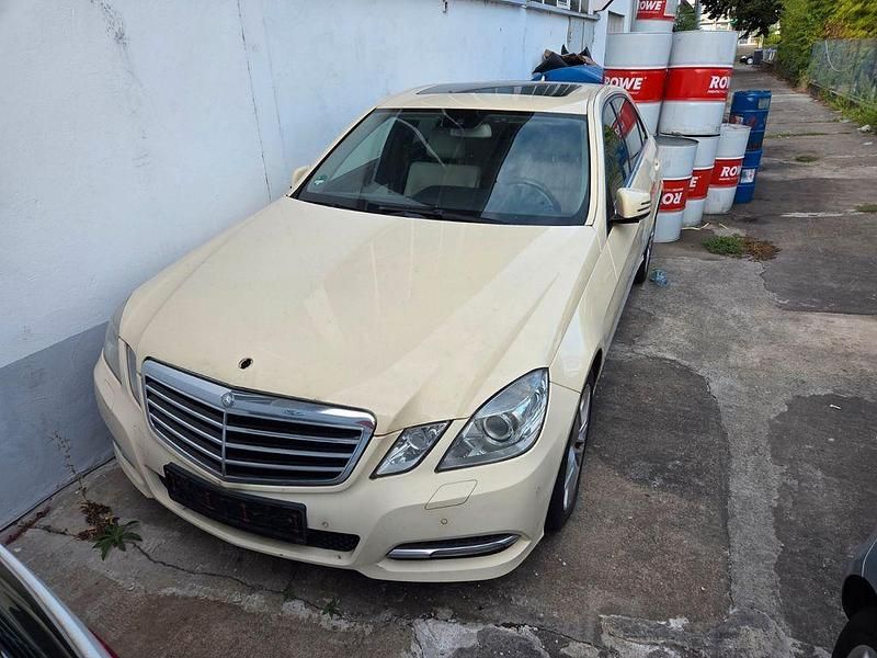 Beige Gebraucht 2012 Mercedes E220 Avantgarde Limousine | 3.100 € - Bild 1/4