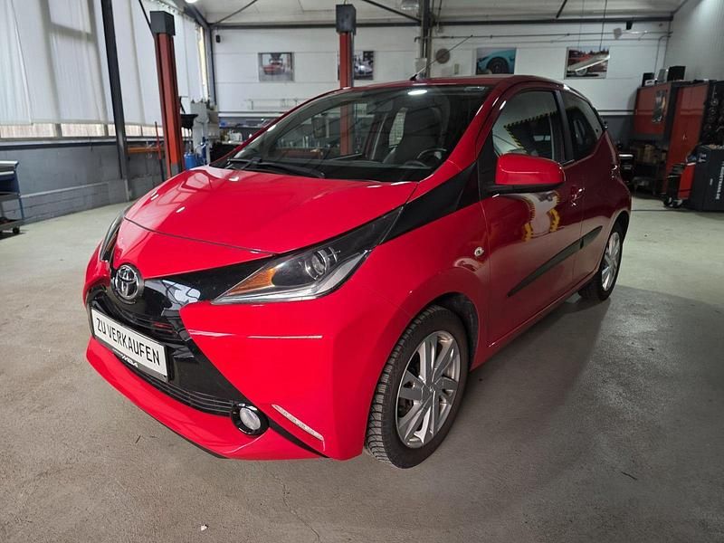 Gebraucht Toyota Aygo X-play 69 PS (50 kW) 2016 Rot Kleinwagen