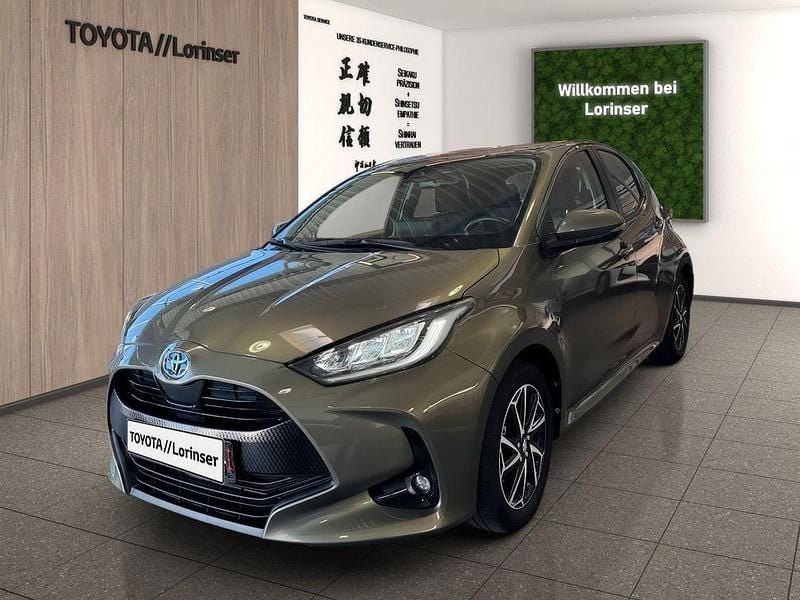 Braun Gebraucht 2022 Toyota Yaris Hybrid Team Limousine | 17.990 € (Guter Preis) - Bild 1/4