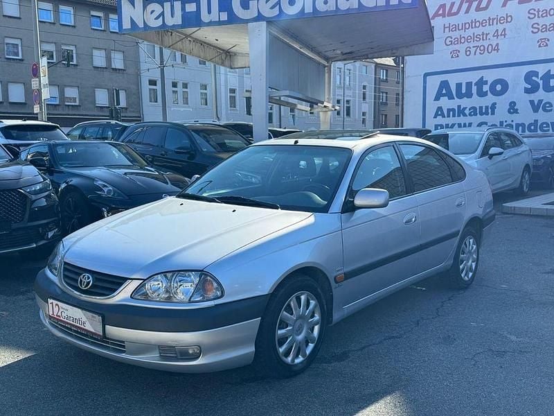 Gebraucht Toyota Avensis Sol 129 PS (94 kW) 2000 Silber Kleinwagen