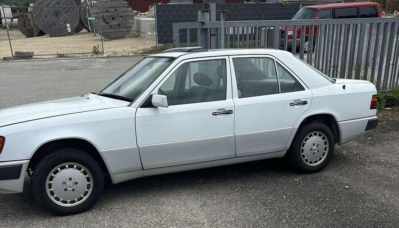 Gebraucht 1990 Mercedes E230 Limousine | 2.990 € - Bild 1/4