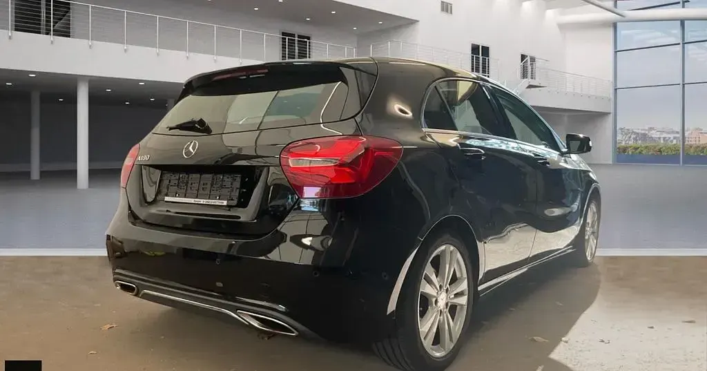 Gebraucht Mercedes A180 122 PS (89 kW) 2016 Schwarz Kleinwagen