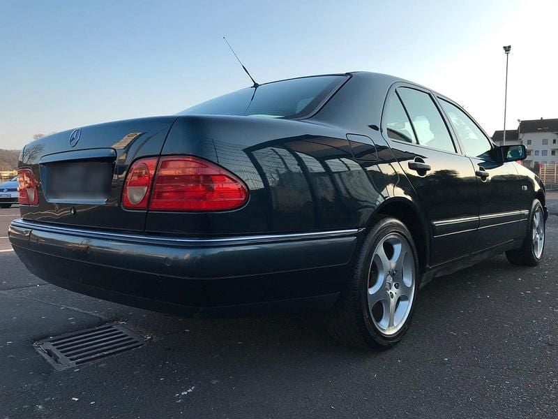 Gebraucht Mercedes E320 224 PS (164 kW) 1998 Blau Limousine