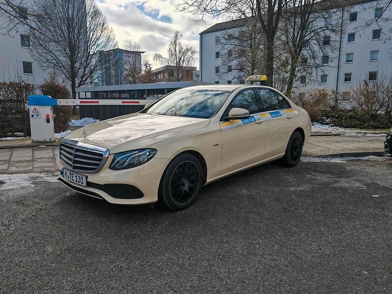 Gelb Gebraucht 2020 Mercedes E220 Limousine | 14.500 € (Superpreis) - Bild 1/4