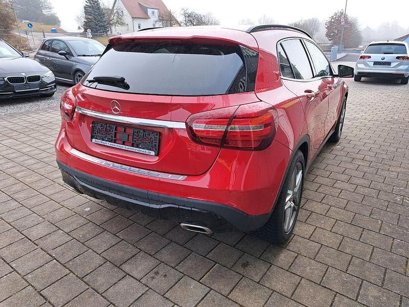 Gebraucht Mercedes GLA220 184 PS (135 kW) 2019 Jupiterrot uni SUV