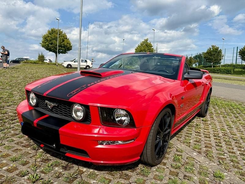 Rot Gebraucht 2007 Ford Mustang GT Convertible Cabrio | 16.900 € (Fairer Preis) - Bild 1/4