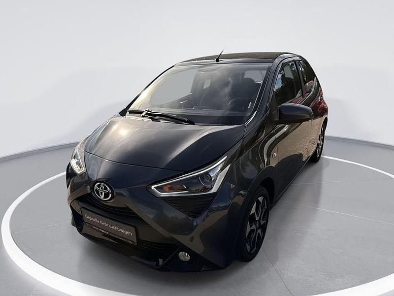 Grau Gebraucht 2019 Toyota Aygo x-sky Kleinwagen | 10.490 € (Fairer Preis) - Bild 1/4