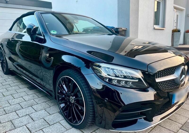 Schwarz Gebraucht 2018 Mercedes C180 AMG line Cabrio | 34.444 € (Teuer) - Bild 1/4